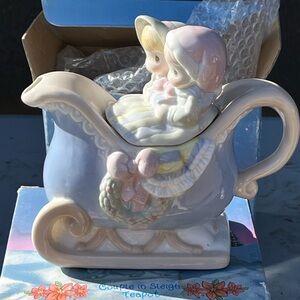 Sugar Town Precious Moments Couple in Sleigh Teapot vintage Enesco